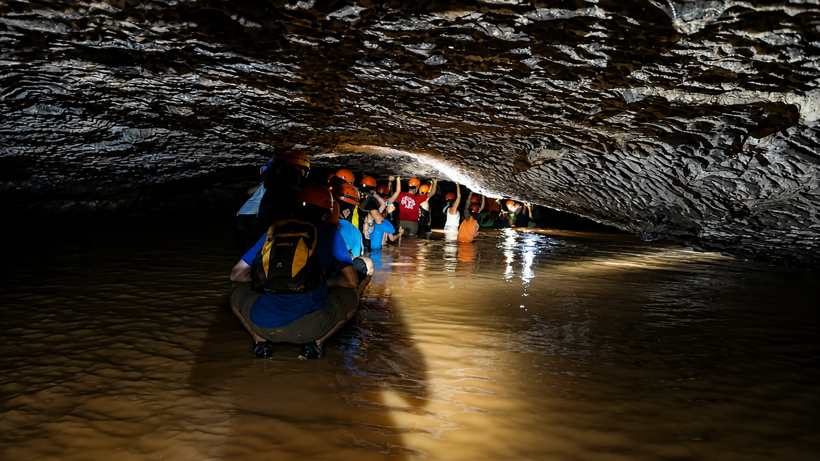 Pessoas andando na caverna