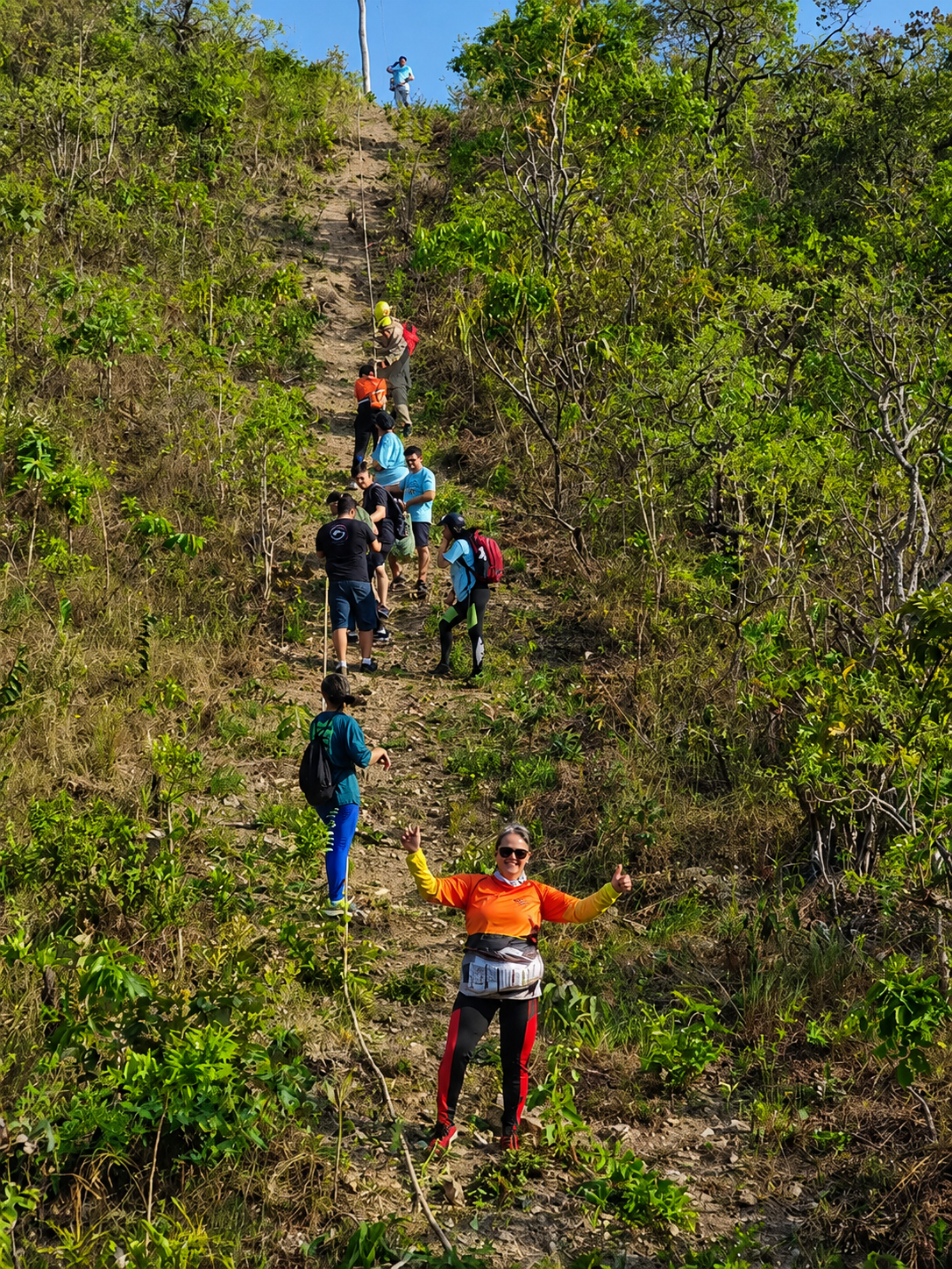 Pessoas subindo a Serra de Jaraguá